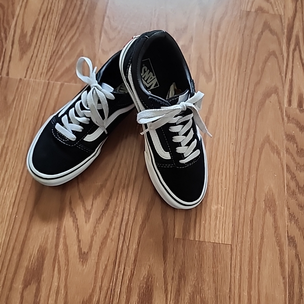 Vans Black and White Sneakers unisex size 3‎ kids